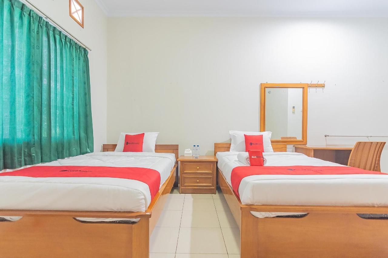 Reddoorz @ Pemuda Street Hotel Cirebon Exterior photo